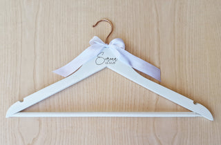 Gruccia Sposa Personalizzata in Legno Bianco con Fiocco