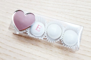 Scatolina trasparente con tag specchio e confetto con iniziale