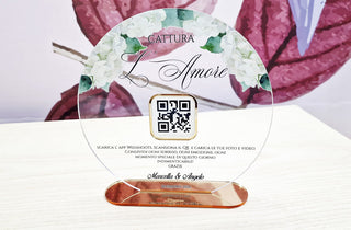 otem segnatavolo rotondo in plexiglass con QR Code per condivisione foto del matrimonio modello Cattura l'Amore.