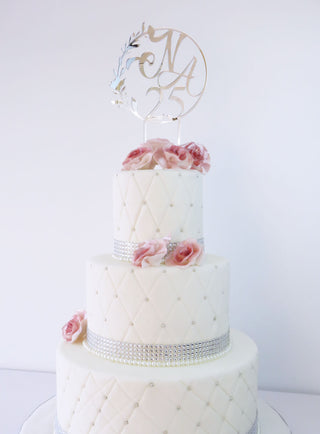 cake topper interamente personalizzato per il tuo matrimonio, scegli la forma, il materiale e la grafica. Rendi unico il tuo grande giorno.