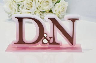 cake topper con basetta in plexiglass opal e colorato, personalizzato con iniziali