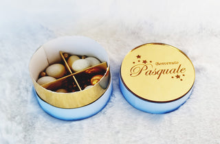 Scatola tonda 9 cm azzurra con placca personalizzata