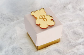 Scatolina Rosa con tag orsetto e nome in plexiglass oro specchio – Zagara  Eventi D'Autore
